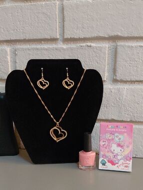 BUYERS GIVAWAY! 🎁 Heart Necklace/ Earrings Set & Pink Polish Beauty Bundle!